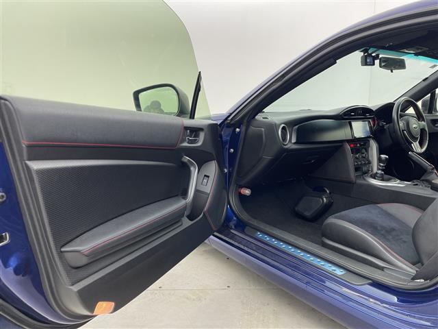 BRZ S 6速MT アルカンターラ&レザーシート ナビ フルセグTV シートヒーター ETC ドラレコ HIDヘッドライト オートライト フォグランプ スマートキー シートヒーター 純正アルミホイール 禁煙車(40枚目)