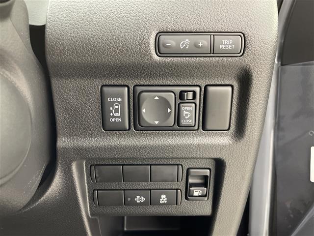 キャラバン ロンググランドプレミアムＧＸ　登録済未使用車　４ＷＤ　デジタルインナーミラー　全周囲カメラ　電動スライドドア　ハーフレザーシート　シートヒーター　衝突被害軽減ブレーキ　クリアランスソナー　スマートキー　リアヒーター／クーラー　禁煙（7枚目）