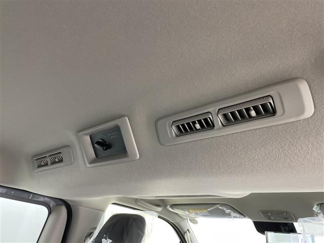 キャラバン ロンググランドプレミアムＧＸ　登録済未使用車　４ＷＤ　デジタルインナーミラー　全周囲カメラ　電動スライドドア　ハーフレザーシート　シートヒーター　衝突被害軽減ブレーキ　クリアランスソナー　スマートキー　リアヒーター／クーラー　禁煙（12枚目）