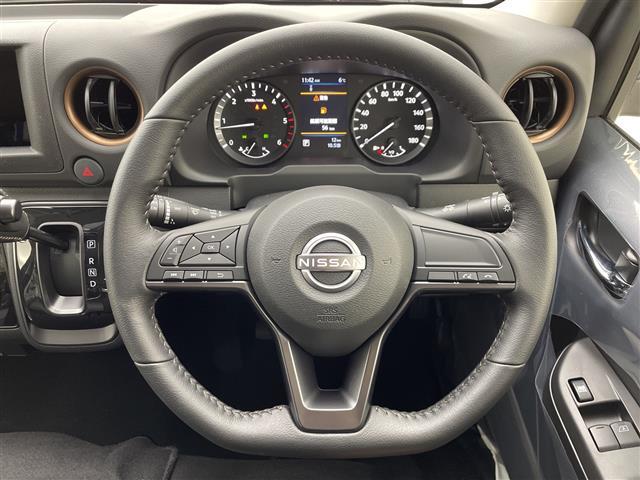 キャラバン ロンググランドプレミアムＧＸ　登録済未使用車　４ＷＤ　デジタルインナーミラー　全周囲カメラ　電動スライドドア　ハーフレザーシート　シートヒーター　衝突被害軽減ブレーキ　クリアランスソナー　スマートキー　リアヒーター／クーラー　禁煙（18枚目）