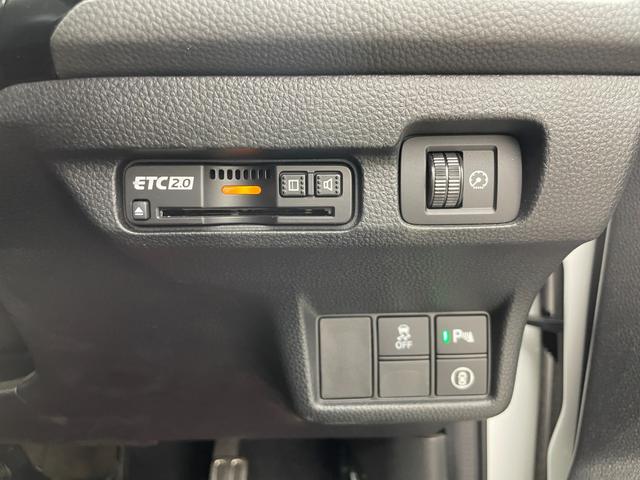 シビック ＥＸ　６速ＭＴ　アクティブコーナリングライト　純正９インチコネクトナビ　ＢＯＳＥサウンド　ワイヤレス充電　ホンダセンシング　ＢＳＭ　ハーフレザーシート　ＥＴＣ２．０　ドラレコ　無限フロアマット　禁煙車（23枚目）