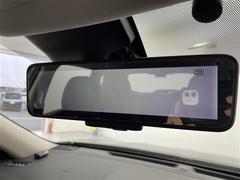 【インテリジェントルームミラー】車両後方カメラの映像をルームミラーに映すことが出来ます。　そのため、後席に人や荷物があって後方が見えづらい場合でもしっかり視界を確保することが出来ます。 5