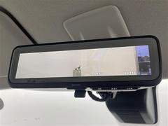 【デジタルルームミラー】車両後方カメラの映像をルームミラーに映すことが出来ます。　そのため、後席に人や荷物があって後方が見えづらい場合でもしっかり視界を確保することが出来ます。／／ 6