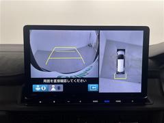 【マルチビューカメラシステム】まるでクルマを真上から見下ろしたかのような視点で駐車をサポートします！クルマの斜め後ろや真横など、前後左右の４つのカメラの映像が合成されて、モニターに映し出されます 5