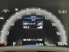 【ブラインドスポットモニター】隣車線上の側方および後方から接近する車両を検知すると、検知した側のドアミラーが点灯。その状態でウインカーを出すと、インジケーターの点滅と警報音で警告します。 7