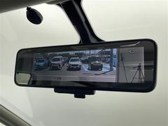 【インテリジェントルームミラー】車両後方カメラの映像をルームミラーに映すことが出来ます。　そのため、後席に人や荷物があって後方が見えづらい場合でもしっかり視界を確保することが出来ます。 7
