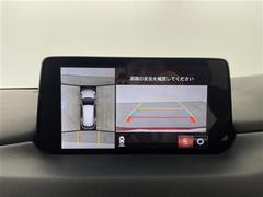 【３６０°ビュー・モニター】まるでクルマを真上から見下ろしたかのような視点で駐車をサポートします！クルマの斜め後ろや真横など、前後左右の４つのカメラの映像が合成されて、モニターに映し出されます。 5