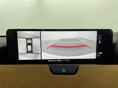 【３６０°ビュー・モニター】まるでクルマを真上から見下ろしたかのような視点で駐車をサポートします！クルマの斜め後ろや真横など、前後左右の４つのカメラの映像が合成されて、モニターに映し出されます。 6
