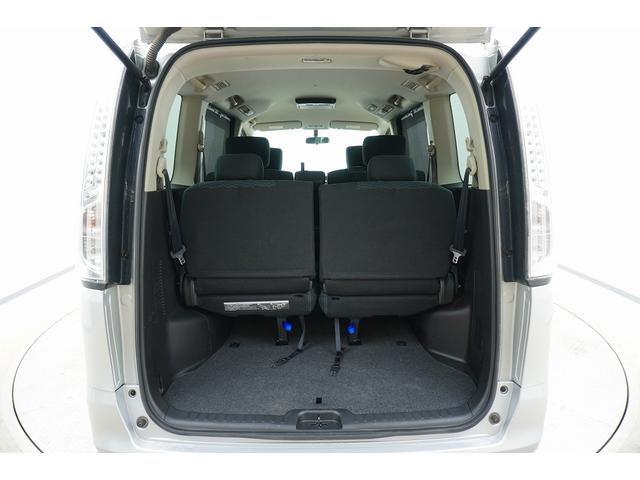 セレナ ２０Ｘ　Ｓ－ハイブリッド　ｉ－ｓｔｏｐ　横滑り防止機能　リアカメラ　ＤＶＤ視聴可　フルフラット　ウォークスルー　３列シート　ＥＴＣ　スマートキー　キーレスエントリー　衝突安全ボディ　メモリーナビ　ブルートゥースオーディオ　ＰＳ（10枚目）