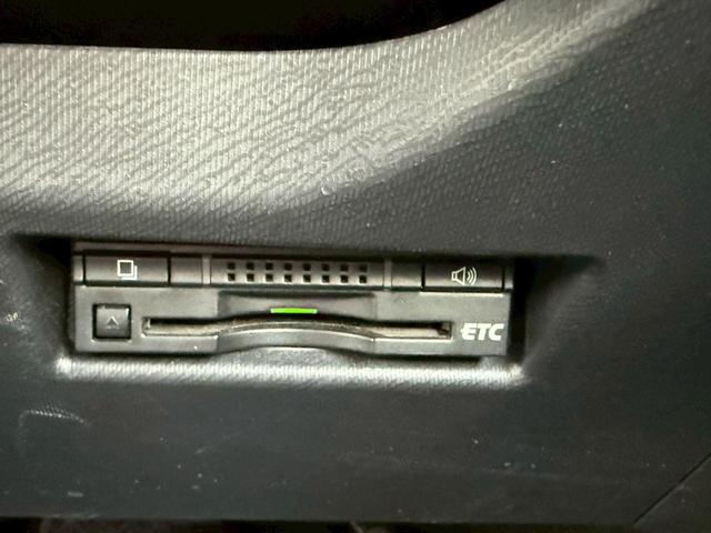 アクア Ｓ　中期型　純正ナビ　バックモニター　ドラレコ　オートライト　ＴＶ　スマートキープッシュスタート　ＢＬＵＥＴＯＯＴＨ　禁煙車　オートエアコン　ＥＴＣ　ＤＶＤ　ＡＢＳ　パワーウィンドウ　電動格納ミラー（18枚目）