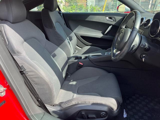 ＴＴクーペ ２．０ＴＦＳＩ　クワトロ　４ＷＤ　禁煙　ナビ　Ｂｌｕｅｔｏｏｔｈ　ＴＶ　バクカメラ　ドラレコ　ＥＴＣ　オートライト　純正アルミ　電格ミラー　オートエアコン　パワーシート（10枚目）