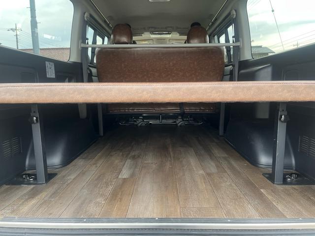 ハイエースバン ロングスーパーGL 車中泊 ビッグXナビ Bluetooth フリップダウンモニター 全方位モニター ウッド調ステアリング ウッド調インパネ 茶レザーシート ベッドキッド デジタルインナーミラー(17枚目)