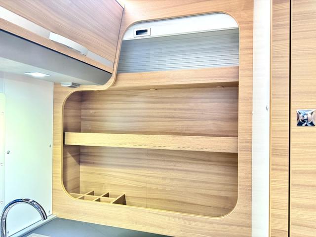 デュカト 　アドリア　マトリックス５９０ＳＴ　ガス式ＦＦヒーターボイラー　３ＷＡＹ冷蔵庫　シャワー　３口ガスコンロ　ツインサブバッテリー　インバーター　カセットトイレ　マックスファン　サイドオーニング（55枚目）