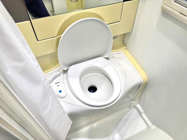 デュカト 　アドリア　マトリックス５９０ＳＴ　ガス式ＦＦヒーターボイラー　３ＷＡＹ冷蔵庫　シャワー　３口ガスコンロ　ツインサブバッテリー　インバーター　カセットトイレ　マックスファン　サイドオーニング（59枚目）