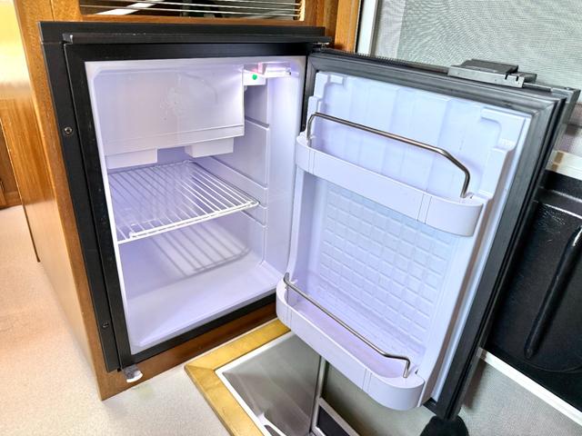 ボンゴトラック 　ＡｔｏＺ製アミティ　ボスコ　リチウムイオンバッテリー　１２Ｖクーラー　テレビ　電子レンジ　冷蔵庫　ＭＡＸＸＦＡＮ　キッチン　シンク　バンクベッド　リアダブルベッド　インバーター　走行充電　外部充電（12枚目）