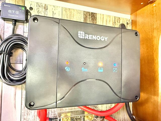 ボンゴトラック 　ＡｔｏＺ製アミティ　ボスコ　リチウムイオンバッテリー　１２Ｖクーラー　テレビ　電子レンジ　冷蔵庫　ＭＡＸＸＦＡＮ　キッチン　シンク　バンクベッド　リアダブルベッド　インバーター　走行充電　外部充電（14枚目）