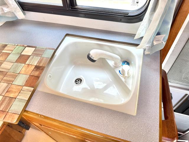 ボンゴトラック 　ＡｔｏＺ製アミティ　ボスコ　リチウムイオンバッテリー　１２Ｖクーラー　テレビ　電子レンジ　冷蔵庫　ＭＡＸＸＦＡＮ　キッチン　シンク　バンクベッド　リアダブルベッド　インバーター　走行充電　外部充電（48枚目）