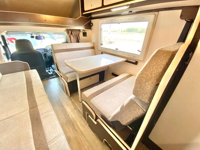 タウンエーストラック 　セキソーボディ　トム２３　４ＷＤ　ワンタッチベッド展開　マルチルーム　ＦＦヒーター　ツインサブバッテリー　走行充電　マックスファン　シンク　ソーラーパネル　１２Ｖ冷蔵庫　社外アルミ　前後ドラレコ（5枚目）