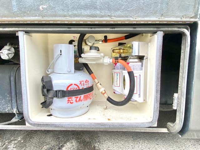 カムロード 　バンテック　ジル５２０　ディーゼル４ＷＤ　ワンオーナー　家庭用エアコン　トリプルサブバッテリー　ソーラーパネル　サイドオーニング　温水ボイラー　電動マックスファン　ＦＦヒーター　マルチルーム　冷蔵庫（28枚目）