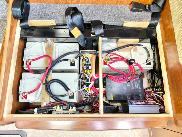 カムロード 　バンテック　ジル５２０　ディーゼル４ＷＤ　ワンオーナー　家庭用エアコン　トリプルサブバッテリー　ソーラーパネル　サイドオーニング　温水ボイラー　電動マックスファン　ＦＦヒーター　マルチルーム　冷蔵庫（57枚目）