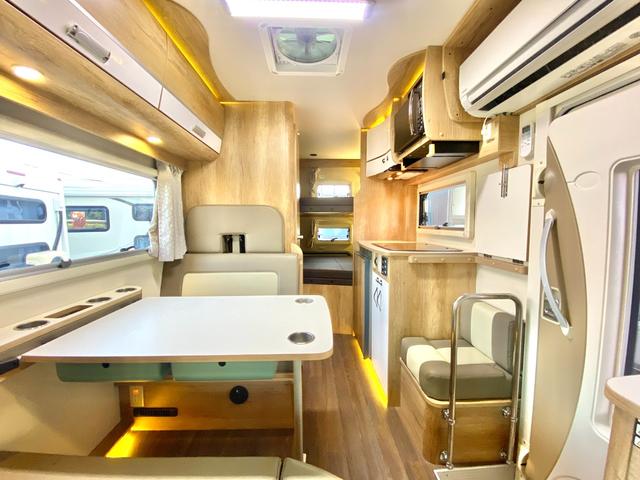 カムロード 　ナッツＲＶ　クレア５．３Ｗハイパーエボリューション　ディーゼル４ＷＤ　４００Ａｈリチウム　家庭用エアコン　温水ボイラー　ソーラーパネル　サイドオーニング　ＦＦヒーター　アラウンドビューモニター（2枚目）