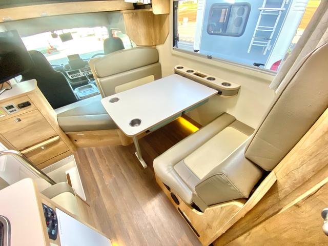 カムロード 　ナッツＲＶ　クレア５．３Ｗハイパーエボリューション　ディーゼル４ＷＤ　４００Ａｈリチウム　家庭用エアコン　温水ボイラー　ソーラーパネル　サイドオーニング　ＦＦヒーター　アラウンドビューモニター（5枚目）