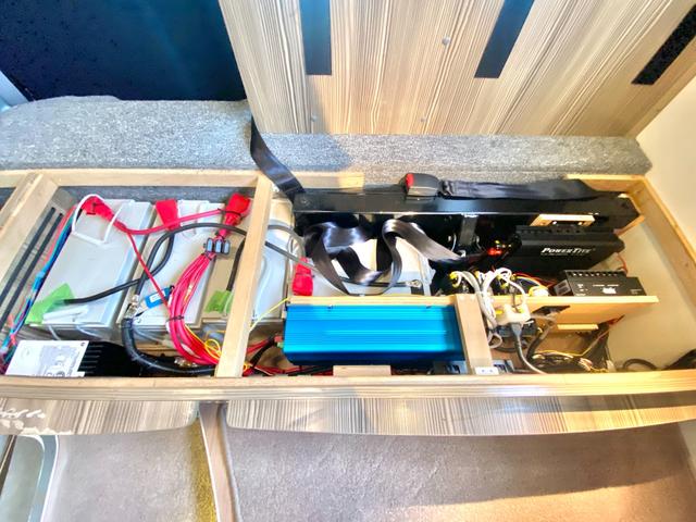 エルフトラック 　バンテック　ジル５２０クルーズ　４ＷＤ　発電機　家庭用エアコン　カーセールスワタナベ製エアサス　温水ボイラー　ＦＦヒーター　ソーラーパネル　１５００Ｗインバーター　電動サイドオーニング　電動ステップ（57枚目）