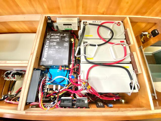 カムロード  バンテック ジル480スキップ ディーゼル4WD 9名乗車 ワンオーナー 家庭用エアコン FFヒーター ソーラーパネル 社外アルミ 運転席レカロ 地デジチューナー BSアンテナ 新品タイヤ(65枚目)