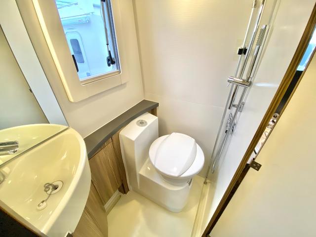 カムロード 　バンテック　ジル　ディーゼル４ＷＤ　ワンオーナー　カーセールスワタナベ製エアサス　家庭用エアコン　ＦＦヒータ－　ソーラーパネル　温水ボイラー　マルチルーム　電動ステップ　１５００Ｗインバーター（61枚目）