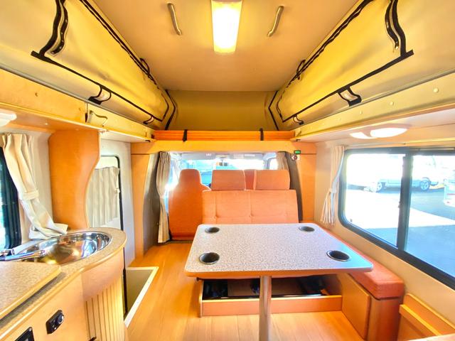 タウンエーストラック 　バンショップミカミ　Ｄテントむし　ポップアップルーフ　６名乗車　ＦＦヒーター　１２Ｖ電子レンジ　冷蔵庫　サイドオーニング　走行充電　外部充電　ギャレー　１０Ｌ給排水ポリタンク　ＥＴＣ　ナビ（3枚目）
