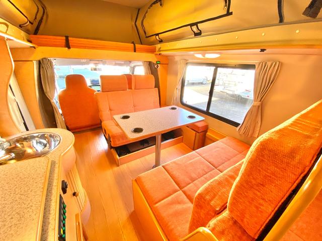 タウンエーストラック 　バンショップミカミ　Ｄテントむし　ポップアップルーフ　６名乗車　ＦＦヒーター　１２Ｖ電子レンジ　冷蔵庫　サイドオーニング　走行充電　外部充電　ギャレー　１０Ｌ給排水ポリタンク　ＥＴＣ　ナビ（4枚目）