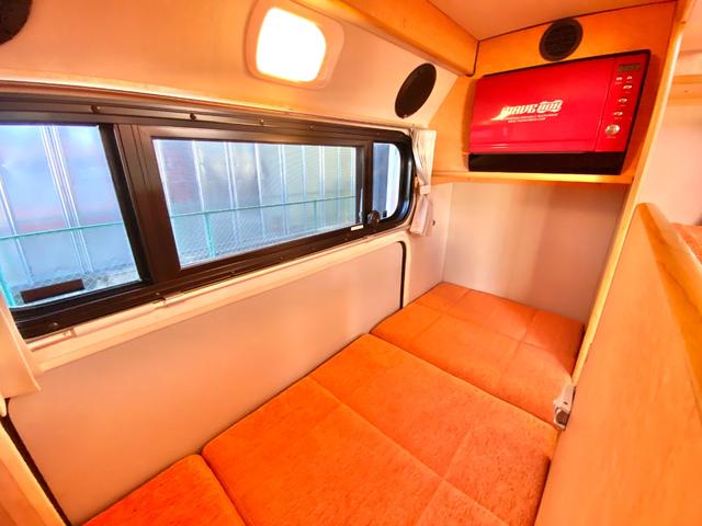 タウンエーストラック 　バンショップミカミ　Ｄテントむし　ポップアップルーフ　６名乗車　ＦＦヒーター　１２Ｖ電子レンジ　冷蔵庫　サイドオーニング　走行充電　外部充電　ギャレー　１０Ｌ給排水ポリタンク　ＥＴＣ　ナビ（8枚目）