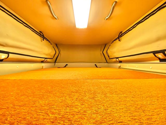 タウンエーストラック 　バンショップミカミ　Ｄテントむし　ポップアップルーフ　６名乗車　ＦＦヒーター　１２Ｖ電子レンジ　冷蔵庫　サイドオーニング　走行充電　外部充電　ギャレー　１０Ｌ給排水ポリタンク　ＥＴＣ　ナビ（9枚目）