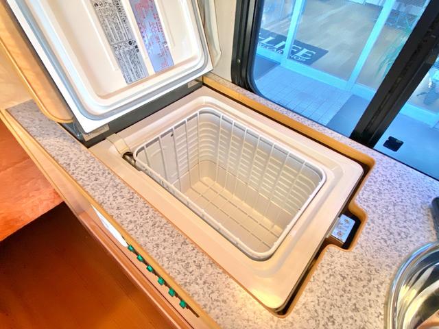 タウンエーストラック 　バンショップミカミ　Ｄテントむし　ポップアップルーフ　６名乗車　ＦＦヒーター　１２Ｖ電子レンジ　冷蔵庫　サイドオーニング　走行充電　外部充電　ギャレー　１０Ｌ給排水ポリタンク　ＥＴＣ　ナビ（12枚目）