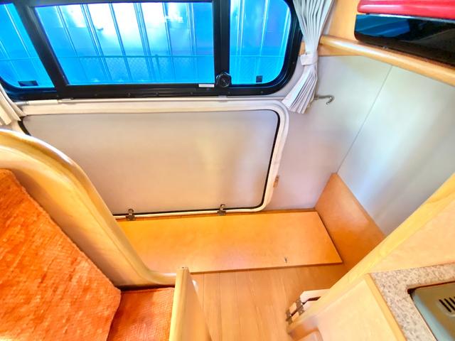 タウンエーストラック 　バンショップミカミ　Ｄテントむし　ポップアップルーフ　６名乗車　ＦＦヒーター　１２Ｖ電子レンジ　冷蔵庫　サイドオーニング　走行充電　外部充電　ギャレー　１０Ｌ給排水ポリタンク　ＥＴＣ　ナビ（75枚目）