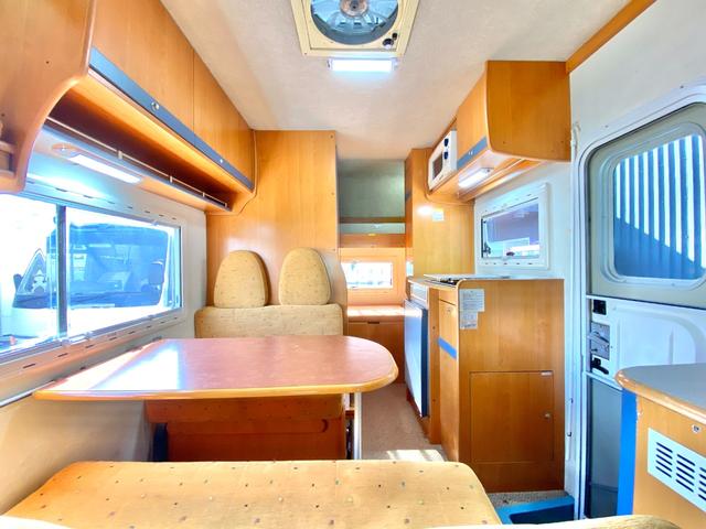 タウンエーストラック 　バンテック　アトム４０５　７名乗車　レンタアップ　ＦＦヒーター　ツインサブ　１５００Ｗインバータ　ルーフベント　サイドオーニング　サイクルキャリア　冷蔵庫　電子レンジ　マルチルーム　外部充電　走行充電（2枚目）