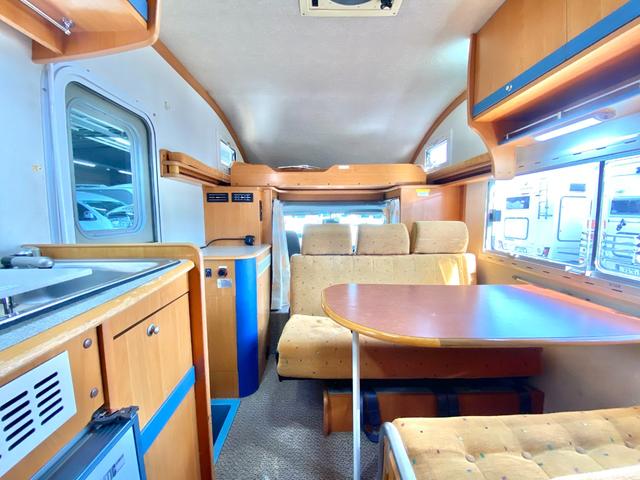 タウンエーストラック 　バンテック　アトム４０５　７名乗車　レンタアップ　ＦＦヒーター　ツインサブ　１５００Ｗインバータ　ルーフベント　サイドオーニング　サイクルキャリア　冷蔵庫　電子レンジ　マルチルーム　外部充電　走行充電（3枚目）