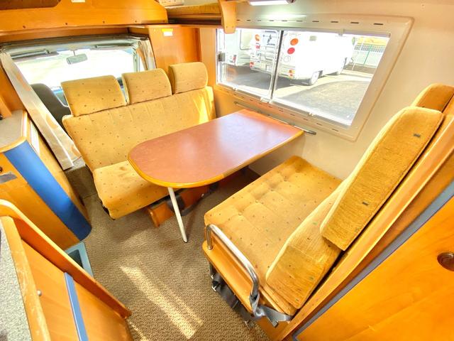 タウンエーストラック 　バンテック　アトム４０５　７名乗車　レンタアップ　ＦＦヒーター　ツインサブ　１５００Ｗインバータ　ルーフベント　サイドオーニング　サイクルキャリア　冷蔵庫　電子レンジ　マルチルーム　外部充電　走行充電（4枚目）