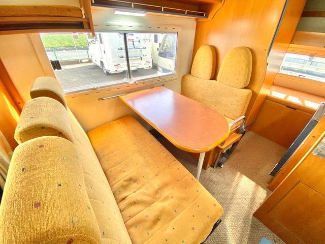 タウンエーストラック 　バンテック　アトム４０５　７名乗車　レンタアップ　ＦＦヒーター　ツインサブ　１５００Ｗインバータ　ルーフベント　サイドオーニング　サイクルキャリア　冷蔵庫　電子レンジ　マルチルーム　外部充電　走行充電（5枚目）