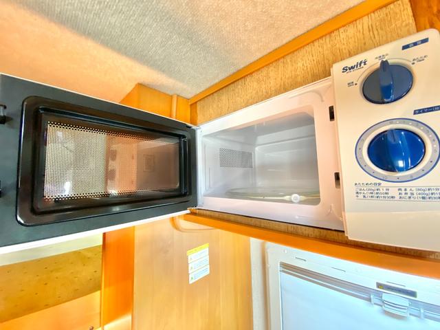 タウンエーストラック 　バンテック　アトム４０５　７名乗車　レンタアップ　ＦＦヒーター　ツインサブ　１５００Ｗインバータ　ルーフベント　サイドオーニング　サイクルキャリア　冷蔵庫　電子レンジ　マルチルーム　外部充電　走行充電（12枚目）