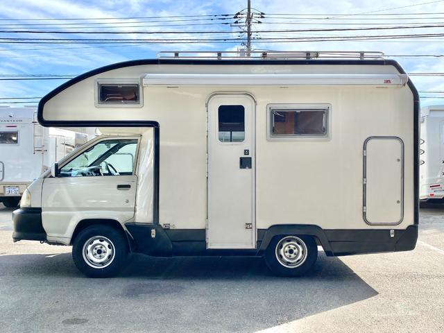 タウンエーストラック 　バンテック　アトム４０５　７名乗車　レンタアップ　ＦＦヒーター　ツインサブ　１５００Ｗインバータ　ルーフベント　サイドオーニング　サイクルキャリア　冷蔵庫　電子レンジ　マルチルーム　外部充電　走行充電（15枚目）