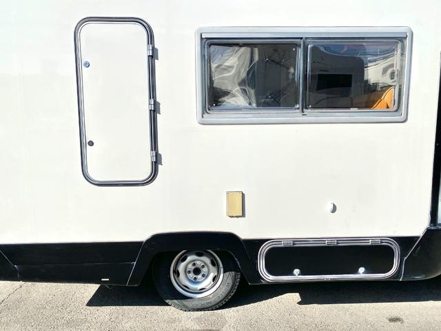 タウンエーストラック 　バンテック　アトム４０５　７名乗車　レンタアップ　ＦＦヒーター　ツインサブ　１５００Ｗインバータ　ルーフベント　サイドオーニング　サイクルキャリア　冷蔵庫　電子レンジ　マルチルーム　外部充電　走行充電（25枚目）