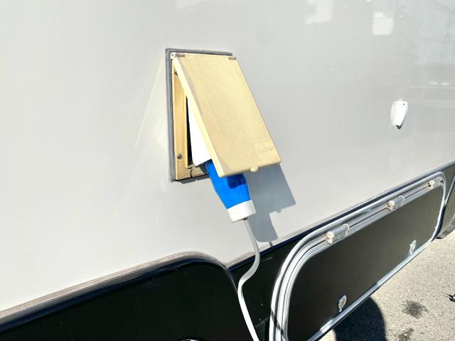 タウンエーストラック 　バンテック　アトム４０５　７名乗車　レンタアップ　ＦＦヒーター　ツインサブ　１５００Ｗインバータ　ルーフベント　サイドオーニング　サイクルキャリア　冷蔵庫　電子レンジ　マルチルーム　外部充電　走行充電（28枚目）