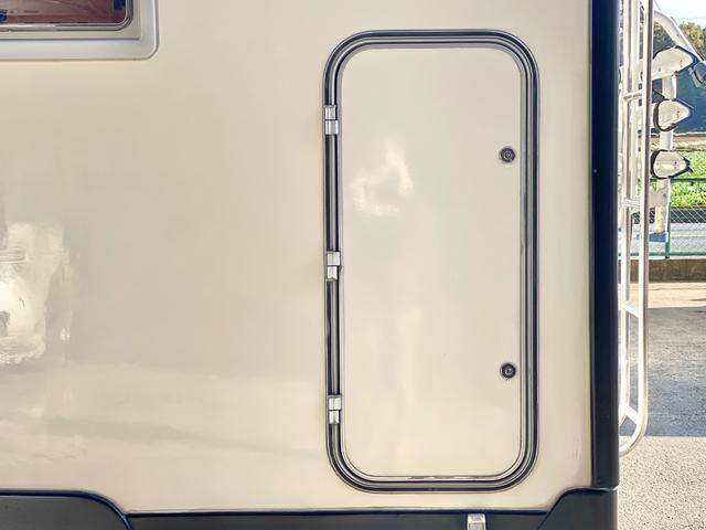 タウンエーストラック 　バンテック　アトム４０５　７名乗車　レンタアップ　ＦＦヒーター　ツインサブ　１５００Ｗインバータ　ルーフベント　サイドオーニング　サイクルキャリア　冷蔵庫　電子レンジ　マルチルーム　外部充電　走行充電（32枚目）
