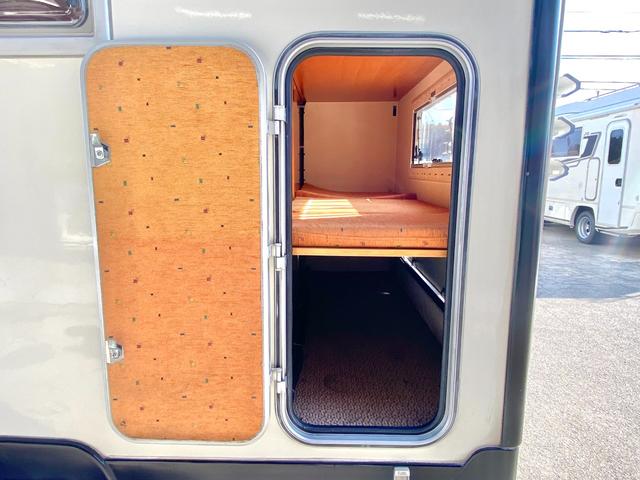 タウンエーストラック 　バンテック　アトム４０５　７名乗車　レンタアップ　ＦＦヒーター　ツインサブ　１５００Ｗインバータ　ルーフベント　サイドオーニング　サイクルキャリア　冷蔵庫　電子レンジ　マルチルーム　外部充電　走行充電（33枚目）