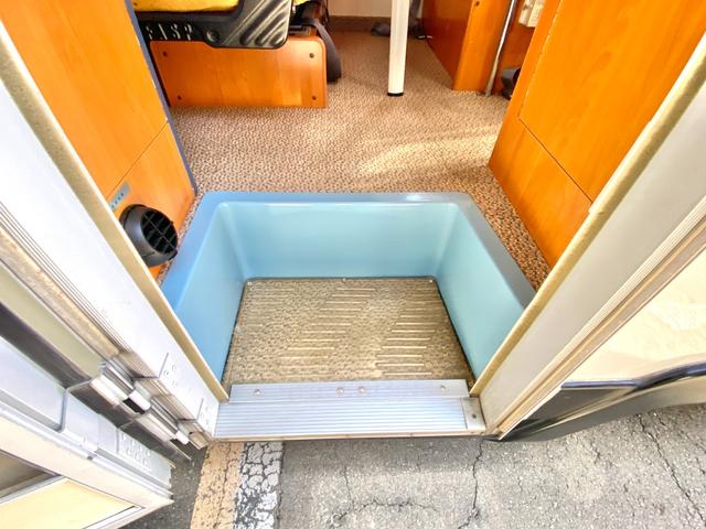 タウンエーストラック 　バンテック　アトム４０５　７名乗車　レンタアップ　ＦＦヒーター　ツインサブ　１５００Ｗインバータ　ルーフベント　サイドオーニング　サイクルキャリア　冷蔵庫　電子レンジ　マルチルーム　外部充電　走行充電（54枚目）