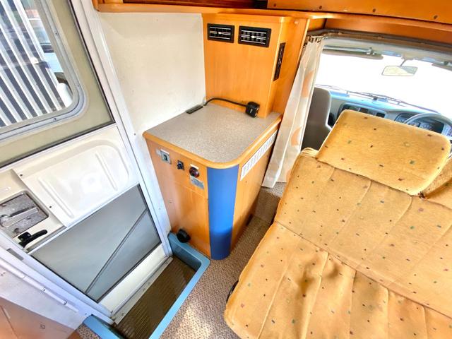 タウンエーストラック 　バンテック　アトム４０５　７名乗車　レンタアップ　ＦＦヒーター　ツインサブ　１５００Ｗインバータ　ルーフベント　サイドオーニング　サイクルキャリア　冷蔵庫　電子レンジ　マルチルーム　外部充電　走行充電（55枚目）