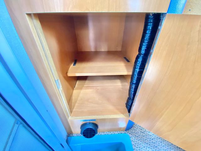 タウンエーストラック 　バンテック　アトム４０５　７名乗車　レンタアップ　ＦＦヒーター　ツインサブ　１５００Ｗインバータ　ルーフベント　サイドオーニング　サイクルキャリア　冷蔵庫　電子レンジ　マルチルーム　外部充電　走行充電（57枚目）