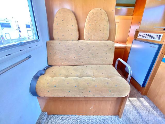 タウンエーストラック 　バンテック　アトム４０５　７名乗車　レンタアップ　ＦＦヒーター　ツインサブ　１５００Ｗインバータ　ルーフベント　サイドオーニング　サイクルキャリア　冷蔵庫　電子レンジ　マルチルーム　外部充電　走行充電（65枚目）