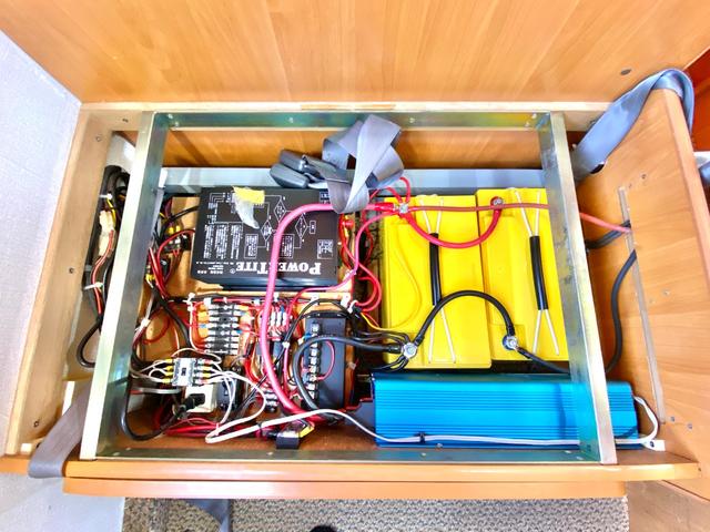 タウンエーストラック 　バンテック　アトム４０５　７名乗車　レンタアップ　ＦＦヒーター　ツインサブ　１５００Ｗインバータ　ルーフベント　サイドオーニング　サイクルキャリア　冷蔵庫　電子レンジ　マルチルーム　外部充電　走行充電（66枚目）